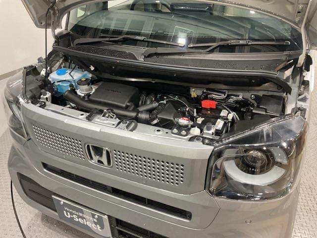 コンパクトなエンジンルームで、室内空間を確保しています。ホンダのＭＭ思想（マンマキシマム・メカミニマム）は今でも受け継がれています。