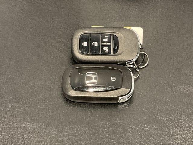 鍵をバックやポケットにいれたままでもドアロックの開閉ができるスマートキー付き。荷物が多くて手がふさがっている時などにも便利です。