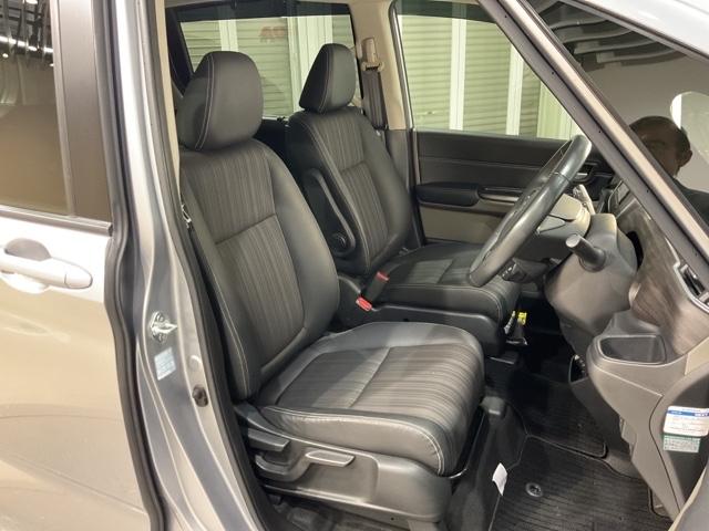 乗降がしやすい運転席。高さが調節できて小柄な方でもベストポジションをとることができます。