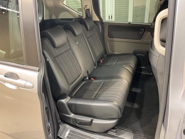 セカンドシートも足元・膝周りにゆとりを十分確保しています。