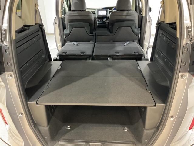 後席背もたれを倒せばちょっと大きめの荷物や長いものを積みたい時に便利です。大人２人が仮眠できるスペースを確保しています。
