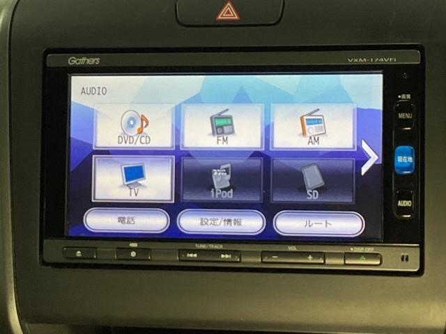 ダッシュボードに自然に溶け込むようにデザインされた純正メモリーナビゲーション。