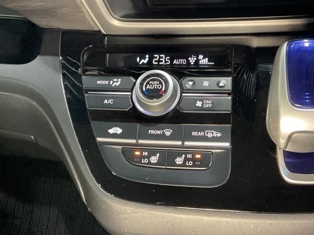 操作性の良いエアコンパネル。前席シートヒーターで寒い冬も快適ドライブ。
