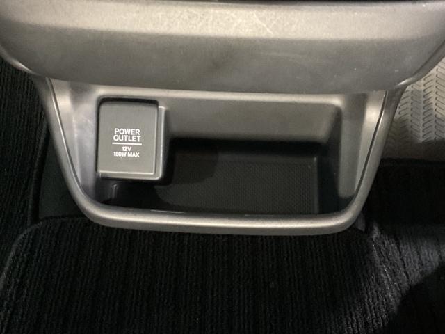 パワーアウトレットで電子機器の充電もできます。スマホの充電も安心です。