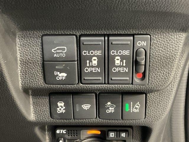 運転席からもスライドの開閉が可能です。また、衝突の回避、軽減を図るホンダセンシングとＶＳＡ（車両挙動安定化制御システム）で走る・曲がる・止まるの全領域で安定性を確保するためのシステム装備。安心です。