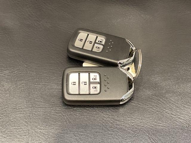 鍵をバックやポケットにいれたままでもドアロックの開閉ができるスマートキー付き。荷物が多くて手がふさがっている時などにも便利です。