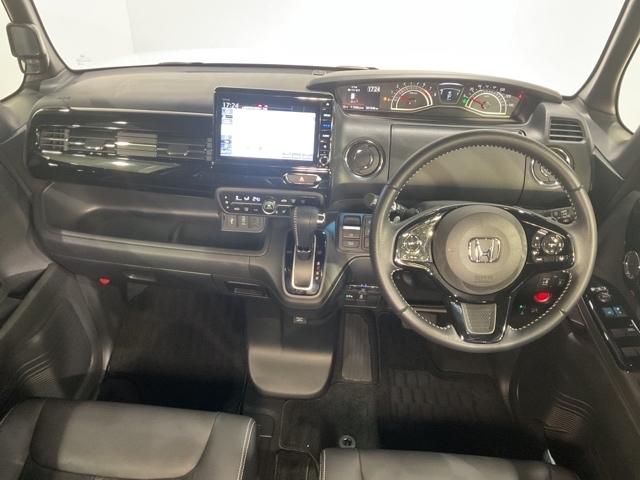 操作性も考慮したスッキリとしたインパネ周り。