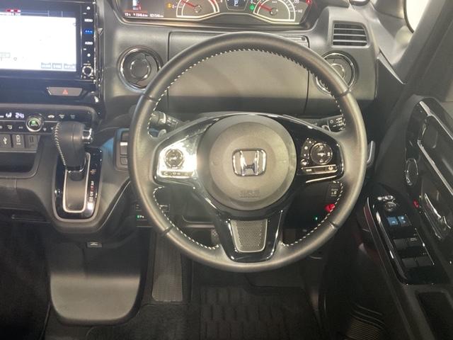 ハンドルスイッチで、走行中もハンドルから手を離すことなく、安全にオーディオをコントロールでき、クルーズコントロールで、高速道路を走行時の負担を軽減します。