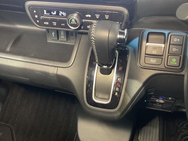 自然に手が届く距離に配置されたシフトレバー。