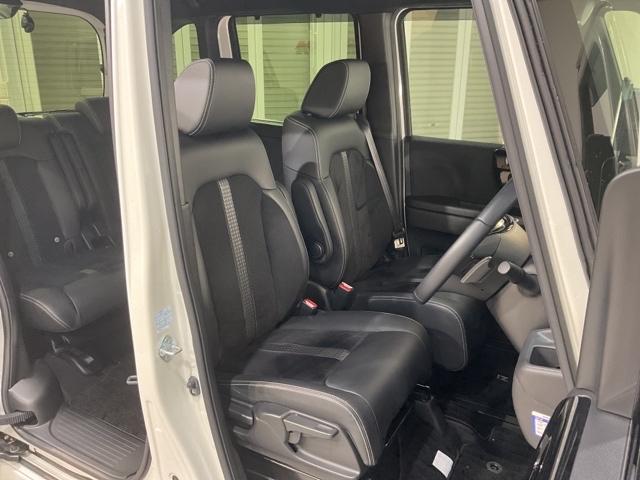 乗降がしやすい運転席。高さが調節できて小柄な方でも運転しやすいポジションをとることができます。