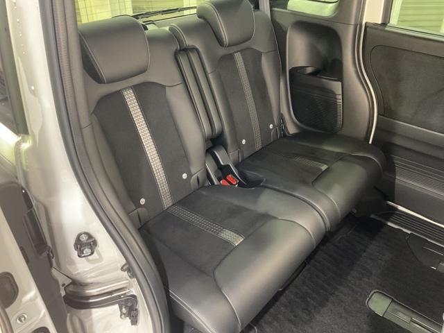 セカンドシートも足元・膝周りにゆとりを十分確保しています。