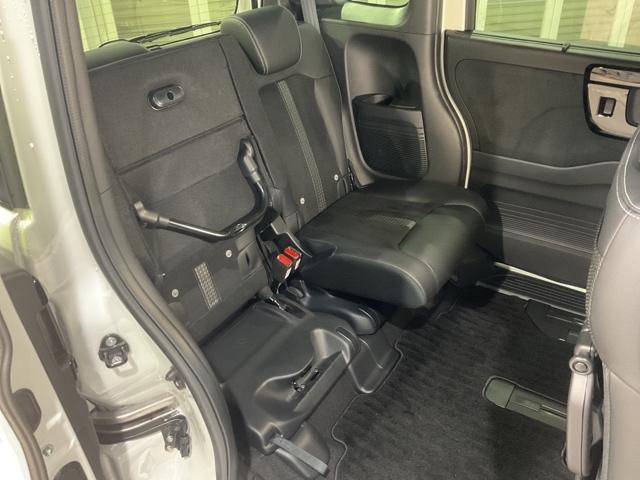 後席をはね上げれば、「もうひとつの荷室」が生まれます。