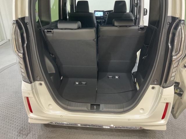 後席のシートをスライドさせると、広い荷室空間が生まれます。