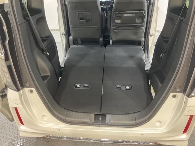 後席背もたれを倒せばちょっと大きめの荷物や長いものを積みたい時に便利です。