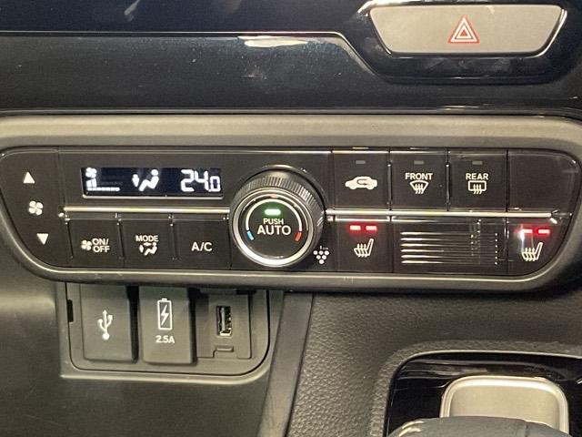 操作性の良いエアコンパネル。前席シートヒーターで寒い冬も快適ドライブ。