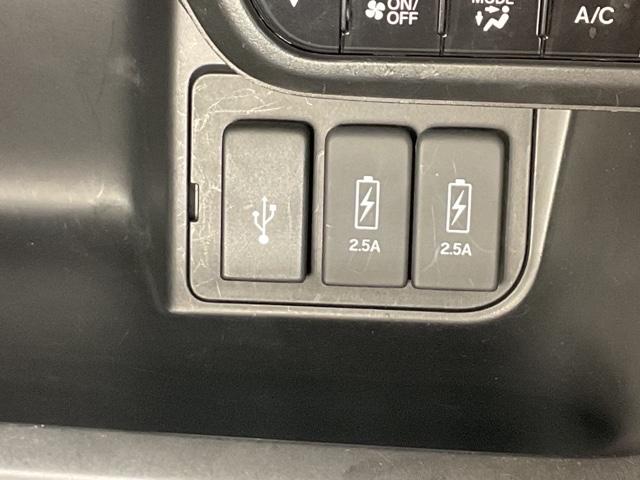 ＵＳＢで電子機器の充電もできます。スマホの充電も安心です。