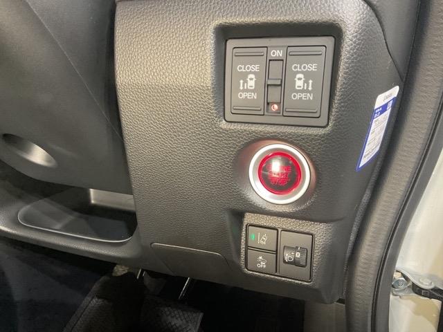 運転席からもスライドの開閉が可能です。また、衝突の回避、軽減を図るホンダセンシングとＶＳＡ（車両挙動安定化制御システム）で走る・曲がる・止まるの全領域で安定性を確保するためのシステム装備。安心です。