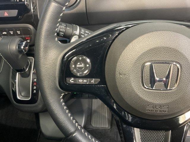 ステアリングでオーディオソース・音量調整もできます。