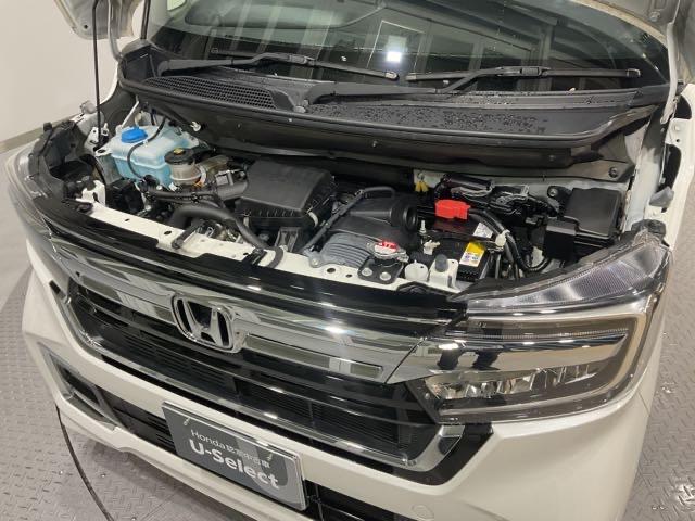 コンパクトなエンジンルームで、室内空間を確保しています。ホンダのＭＭ思想（マンマキシマム・メカミニマム）は今でも受け継がれています。