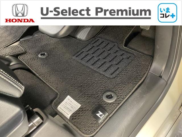 いまコレ！フロアマットは新しいものに換装済み。足元の気分も盛り上がります。