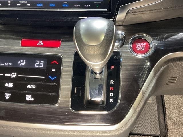 オデッセイ アブソルート・Ｘホンダセンシング　両側パワスラドア　地デジＴＶ　ＥＣＯＮ　電動シート　サイドエアバッグ　オットマン　キーフリー　ＤＶＤ再生可　クルーズコントロール　ＬＥＤヘッドライト　横滑り防止（14枚目）