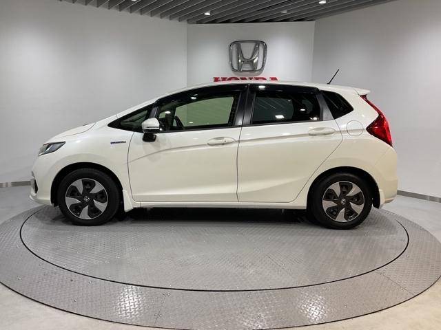 フィットハイブリッド Lホンダセンシング 【いまコレ+】新品フロアマット 軽減ブレーキ Rカメ LED サイドSRS 横滑り防止 フルセグテレビ ナビTV パワーステアリング 盗難防止装置 オートクルーズ ETC車載器 DVD再生 ABS(4枚目)