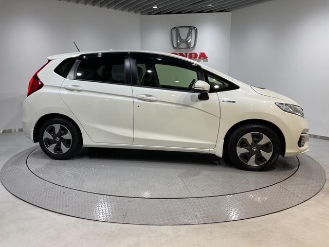 フィットハイブリッド Lホンダセンシング 【いまコレ+】新品フロアマット 軽減ブレーキ Rカメ LED サイドSRS 横滑り防止 フルセグテレビ ナビTV パワーステアリング 盗難防止装置 オートクルーズ ETC車載器 DVD再生 ABS(8枚目)