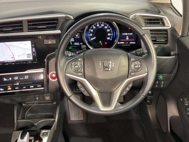 フィットハイブリッド Lホンダセンシング 【いまコレ+】新品フロアマット 軽減ブレーキ Rカメ LED サイドSRS 横滑り防止 フルセグテレビ ナビTV パワーステアリング 盗難防止装置 オートクルーズ ETC車載器 DVD再生 ABS(13枚目)