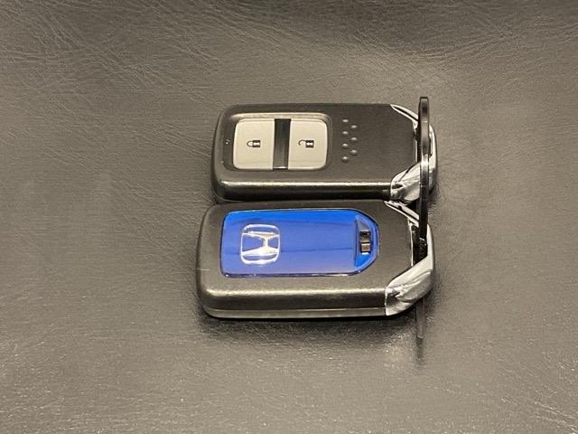 フィットハイブリッド Lホンダセンシング 【いまコレ+】新品フロアマット 軽減ブレーキ Rカメ LED サイドSRS 横滑り防止 フルセグテレビ ナビTV パワーステアリング 盗難防止装置 オートクルーズ ETC車載器 DVD再生 ABS(33枚目)