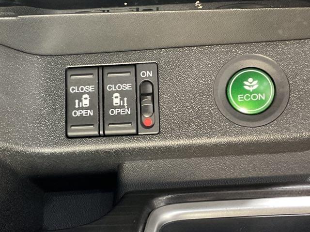 ステップワゴンスパーダ スパーダ・クールスピリット 両電動スライドドア シートH スマキー Bカメ フルセグテレビ 盗難防止システム サイドエアバック ナビTV アクティブクルーズコントロール キーフリー エアバッグ DVD(26枚目)