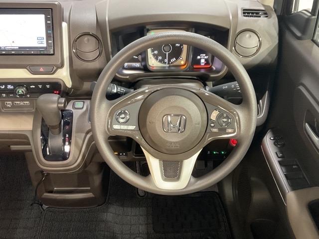 ���F���ɗD�ꂽ���[�^�[�ނƁA�I�[�f�B�I��N���[�Y�R���g���[������X�C�b�`�𑕔������@�\�I�ȃX�e�A�����O�z�C�[���B