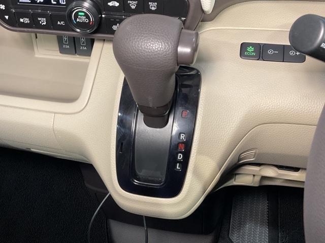 ���R�Ɏ肪�͂������ɔz�u���ꂽ�V�t�g���o�[�B