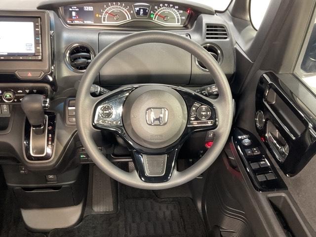 �n���h���X�C�b�`�ŁA���s�����n���h�������𗣂����ƂȂ��A���S�ɃI�[�f�B�I���R���g���[���ł��A�N���[�Y�R���g���[���ŁA�������H�𑖍s���̕��S���y�����܂��B