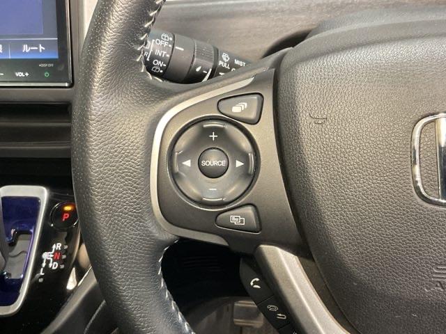 ステアリングでオーディオソース・音量調整もできます。