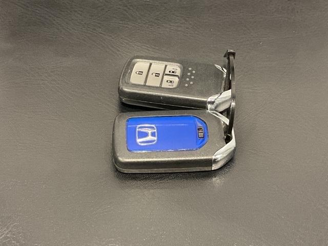 鍵をバックやポケットにいれたままでもドアロックの開閉ができるスマートキー付き。荷物が多くて手がふさがっている時などにも便利です。