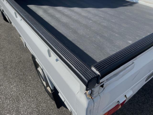 キャリイトラック KCパワステ エアコン&パワステ&切替式4WDタイプ 5MT ナビTV TV走行OK ドラレコ 荷台マット ゲートプロテクター ゴムマット ドアバイザー 三方開き エンジンオイル・オイルエレメント交換済み ラジオ(6枚目)