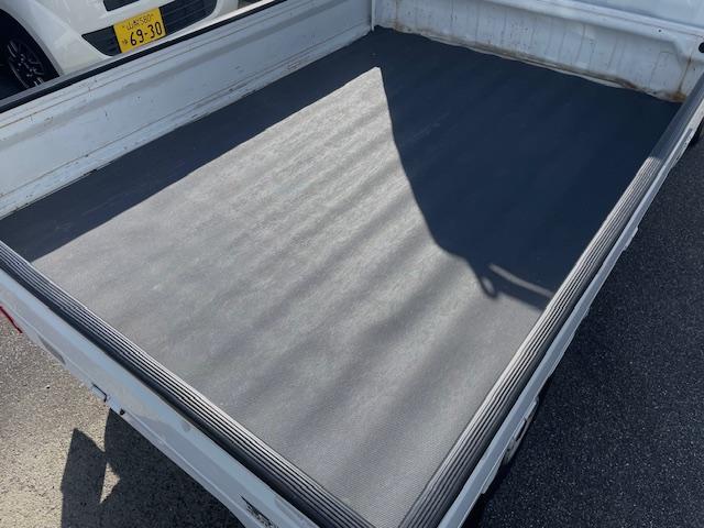 キャリイトラック KCパワステ エアコン&パワステ&切替式4WDタイプ 5MT ナビTV TV走行OK ドラレコ 荷台マット ゲートプロテクター ゴムマット ドアバイザー 三方開き エンジンオイル・オイルエレメント交換済み ラジオ(9枚目)