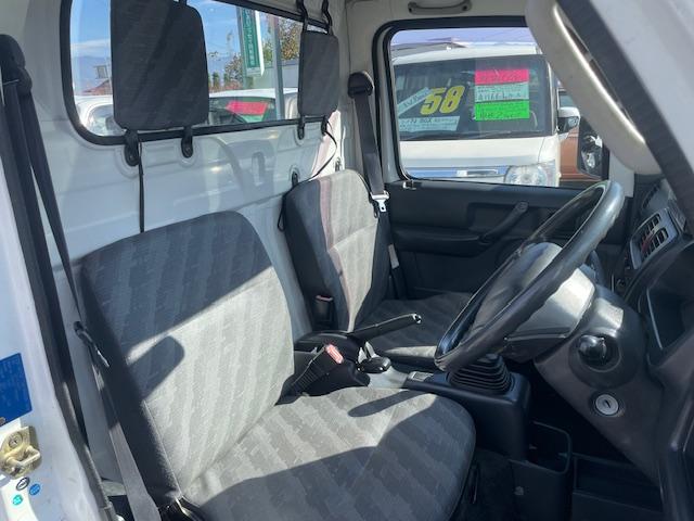 キャリイトラック KCパワステ エアコン&パワステ&切替式4WDタイプ 5MT ナビTV TV走行OK ドラレコ 荷台マット ゲートプロテクター ゴムマット ドアバイザー 三方開き エンジンオイル・オイルエレメント交換済み ラジオ(12枚目)