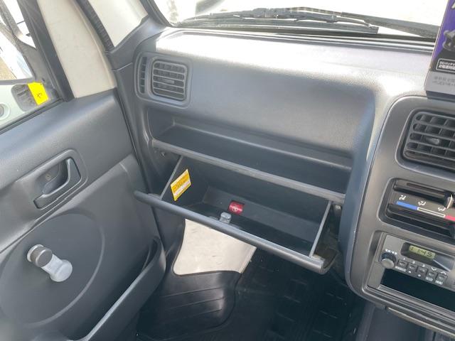 キャリイトラック KCパワステ エアコン&パワステ&切替式4WDタイプ 5MT ナビTV TV走行OK ドラレコ 荷台マット ゲートプロテクター ゴムマット ドアバイザー 三方開き エンジンオイル・オイルエレメント交換済み ラジオ(18枚目)