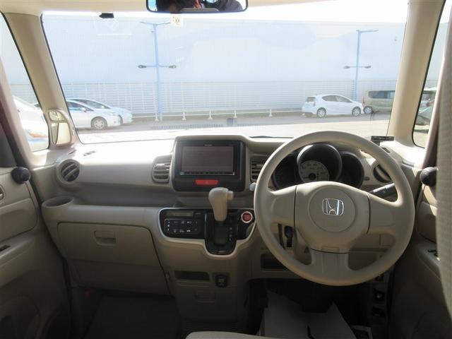 スタイリッシュなデザインのインパネ。各操作スイッチは使いやすい位置に配置されてます。