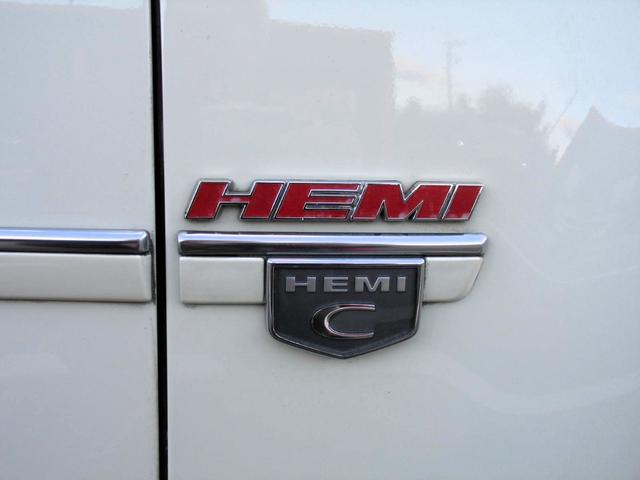 ５．７ＨＥＭＩ　新車並行輸入車　２２インチメッキアルミホイール　タイヤ４本新品　ローダウン　サンルーフ　Ｗ出しマフラー　Ｅ＆Ｇクラシックグリル　本革シート　ＨＤＤサイバーナビ　フルセグＴＶ　Ｂｌｕｅｔｏｏｔｈ(28枚目)