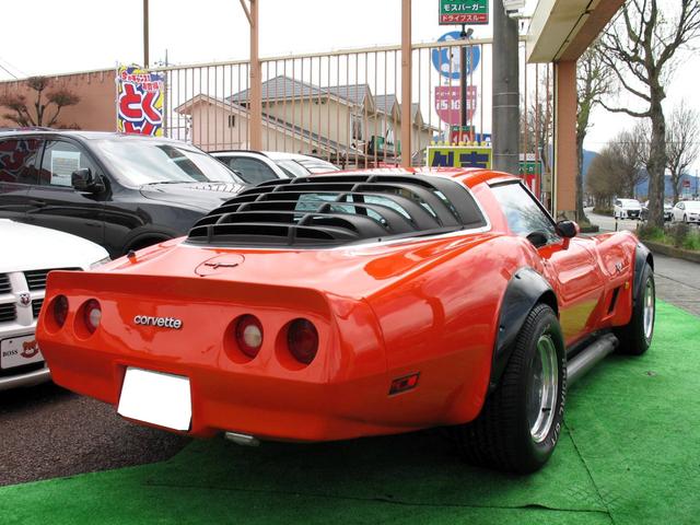 シボレーコルベット スティングレー　Ｃ－３型キャブ最終モデル　Ｔバールーフ　５．７　Ｖ８　４Ｆマニュアル　アメリカンレーシング１５インチワイドアルミホイール　ＭａｒｍｉｔｔｅＡＮＳＡ左右出しサイドマフラー　赤黒コンビレザーシート張替済（23枚目）
