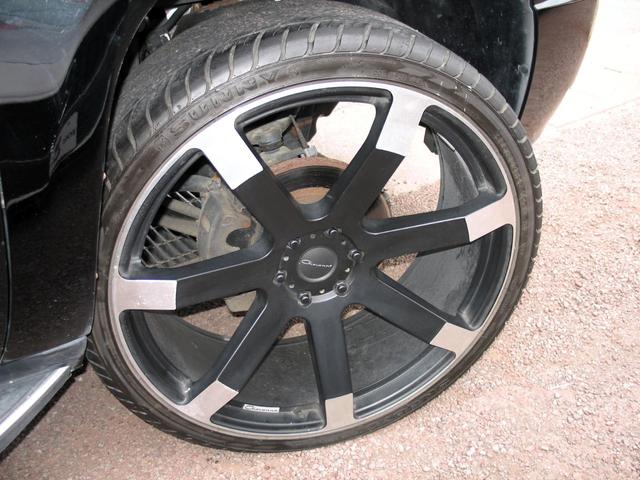 キャデラックエスカレード ＥＳＶ　ロング　６．２　ＡＷＤ　１ナンバー　黒革シート　シートヒーター　サンルーフ　ジオバンナ２６インチアルミホイール　メモリーナビ　フルセグＴＶ　Ｂｌｕｅｔｏｏｔｈ　バックカメラ　ＥＴＣ車載器　ＨＩＤ（9枚目）