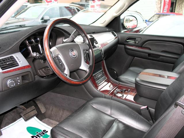 キャデラックエスカレード ＥＳＶ　ロング　６．２　ＡＷＤ　１ナンバー　黒革シート　シートヒーター　サンルーフ　ジオバンナ２６インチアルミホイール　メモリーナビ　フルセグＴＶ　Ｂｌｕｅｔｏｏｔｈ　バックカメラ　ＥＴＣ車載器　ＨＩＤ（26枚目）