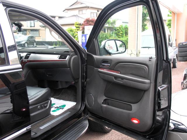 キャデラックエスカレード ＥＳＶ　ロング　６．２　ＡＷＤ　１ナンバー　黒革シート　シートヒーター　サンルーフ　ジオバンナ２６インチアルミホイール　メモリーナビ　フルセグＴＶ　Ｂｌｕｅｔｏｏｔｈ　バックカメラ　ＥＴＣ車載器　ＨＩＤ（28枚目）