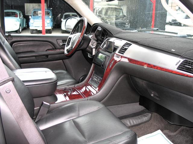キャデラックエスカレード ＥＳＶ　ロング　６．２　ＡＷＤ　１ナンバー　黒革シート　シートヒーター　サンルーフ　ジオバンナ２６インチアルミホイール　メモリーナビ　フルセグＴＶ　Ｂｌｕｅｔｏｏｔｈ　バックカメラ　ＥＴＣ車載器　ＨＩＤ（30枚目）