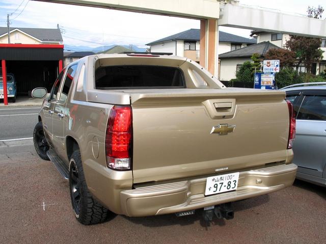 シボレーアバランチ １５００　５．３　Ｖ８　クルーキャブ　１ナンバー５人乗り　１８インチマッドブラックアルミ＆Ｍ／Ｔタイヤ　ＧＩＢＳＯＮマフラー　Ｔ－ＲＥＸメッシュグリル　カスタムインテリア（14枚目）