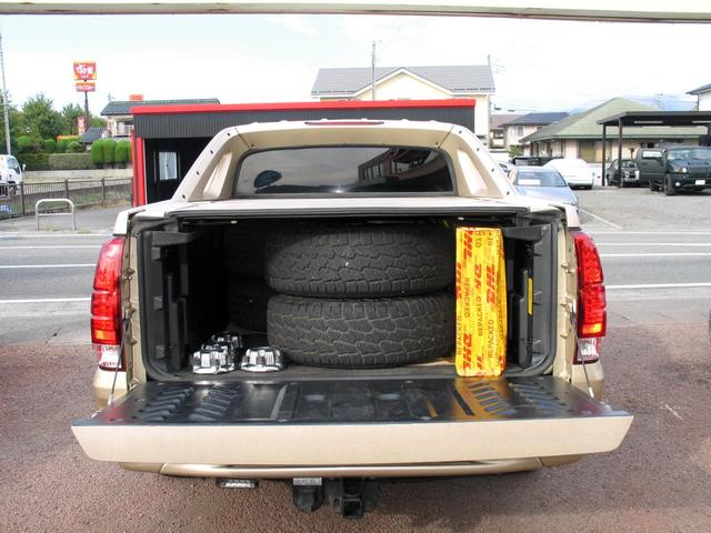 シボレーアバランチ １５００　５．３　Ｖ８　クルーキャブ　１ナンバー５人乗り　１８インチマッドブラックアルミ＆Ｍ／Ｔタイヤ　ＧＩＢＳＯＮマフラー　Ｔ－ＲＥＸメッシュグリル　カスタムインテリア（16枚目）