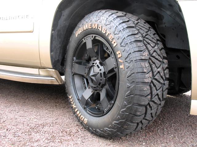 シボレーアバランチ １５００　５．３　Ｖ８　クルーキャブ　１ナンバー５人乗り　１８インチマッドブラックアルミ＆Ｍ／Ｔタイヤ　ＧＩＢＳＯＮマフラー　Ｔ－ＲＥＸメッシュグリル　カスタムインテリア（24枚目）