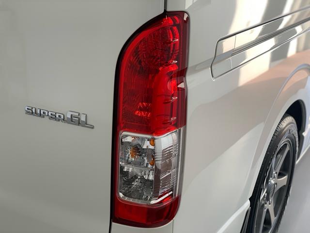 ハイエースバン スーパーＧＬ　ダークプライムＩＩ　禁煙車　ワンオーナー　ディーゼルターボ　ストラーダＳＤナビ　パノラミックビューモニター　ドラレコ前後　ＥＴＣ　デジタルインナーミラー　　１７インチ社外アルミ　ホワイトレタータイヤ（20枚目）
